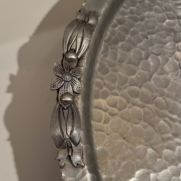 Vintage Hand Wrought Hammered Aluminum Lazy Susan w Tulip Design - Picture 7 of 11